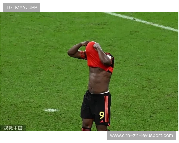 卢卡库接高球胸停转身完成爆射,比利时前线震撼全场