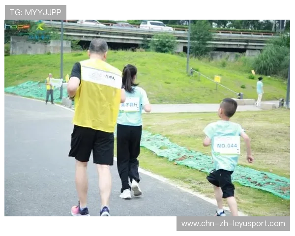 “笑声与奔跑同行！牛仔3K亲子跑点燃香港街头”